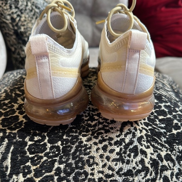 Nike Cream Sneakers with Woven Upper and Cushioned Sole - Picture 3 of 11